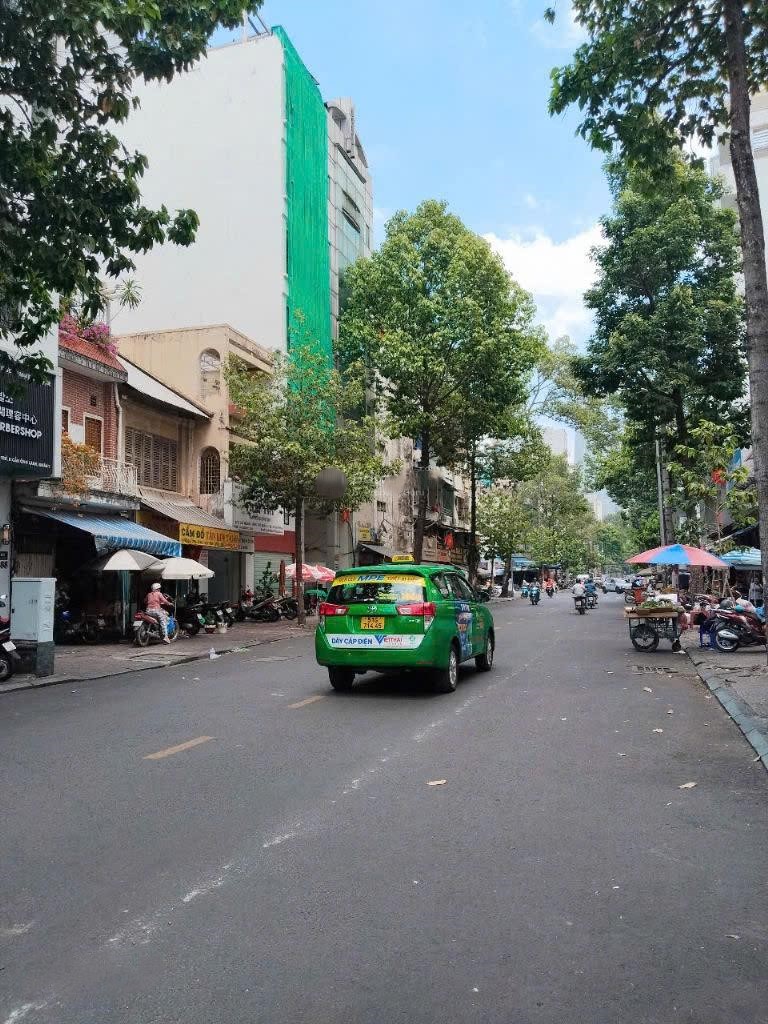 Nhà đầu tư săn ngay. Mặt tiền trung tâm Quận 1, khu tài chính văn phòng