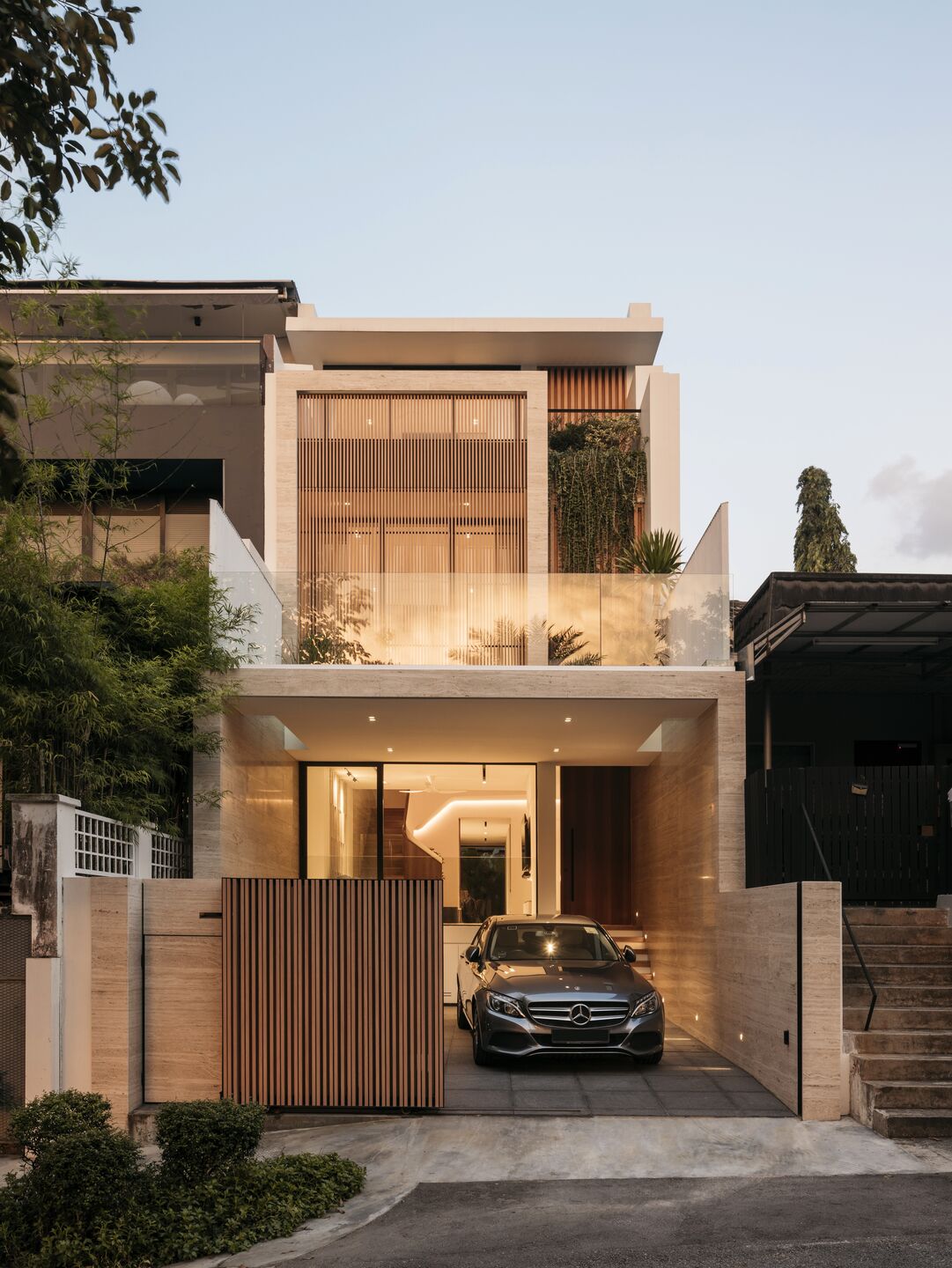 SIÊU HOT NHÀ CHÍNH CHỦ GẦN CHỢ BÌNH CHÁNH 1 TRỆT 1 LẦU SHR CHỈ 2.4 TỶ