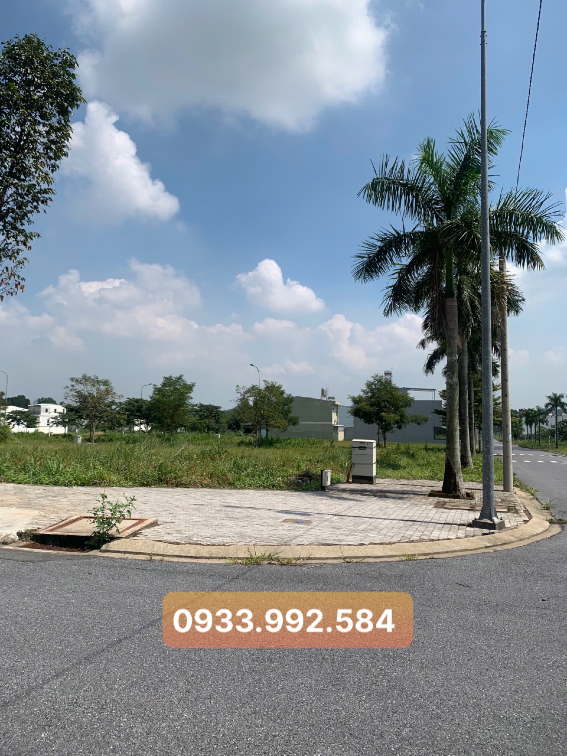 Thanh lý nhanh lô góc hai mặt tiền đường thương mại, kinh doanh sầm uất, gần SB