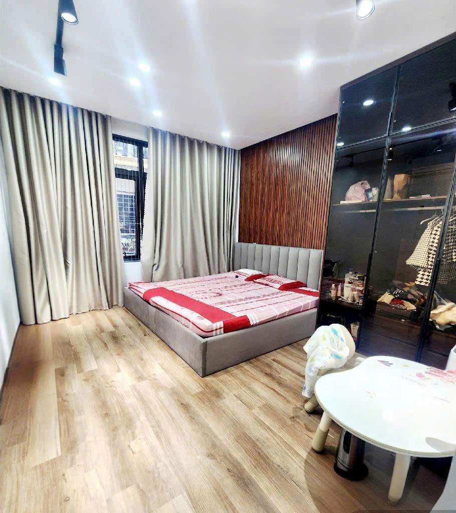 Bán nhà phân lô yên lạc 5 tầng thangmáy longlanh ôtô dừng đỗ vàonhà hai bà trưng