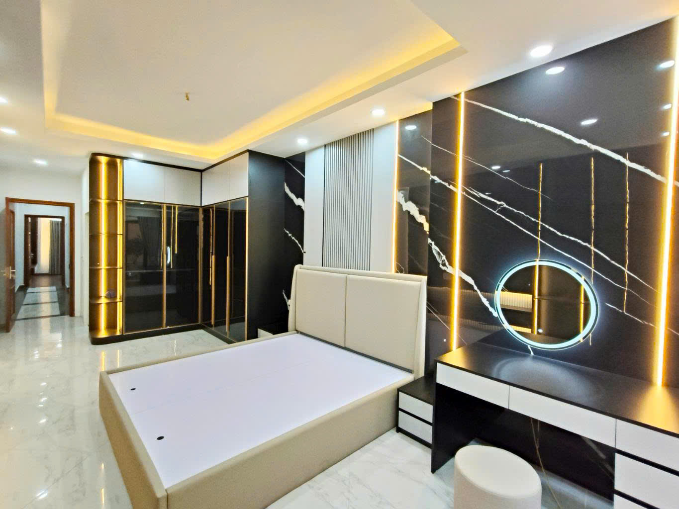 Bán nhà phố 8 tháng 3 phân lô 5 tầng thang máy long lanh ô tô tránh vào nhà HBT