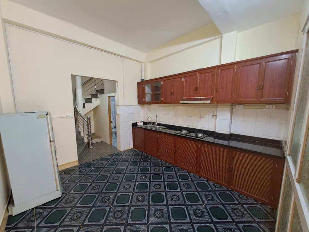 Bán nhà ngõ 512 Hoàng Hoa Thám – ô tô vào nhà, 7 chỗ quay đầu, giá cực mềm!