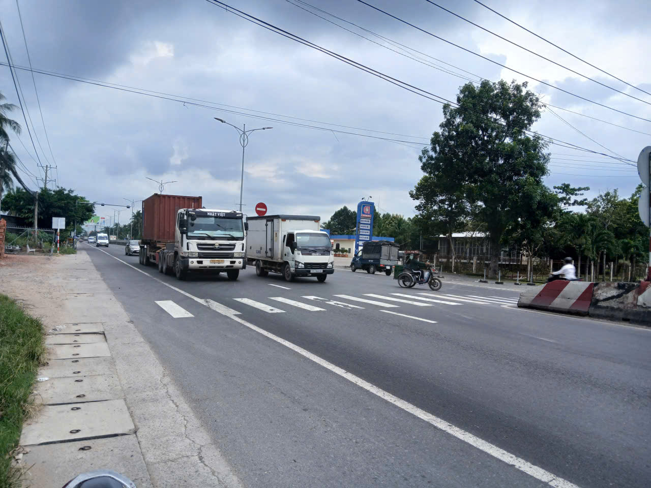 Nhà MẶT TIỀN 2 TẦNG, Ngang 6m. DT 870 Cầu Rạch Miễu 2. Hướng về cao tốc.