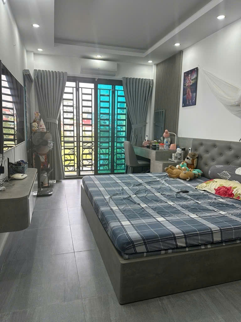 Bán nhà 5 tầng dân xây ở ngay phân lô đường hoàng mai