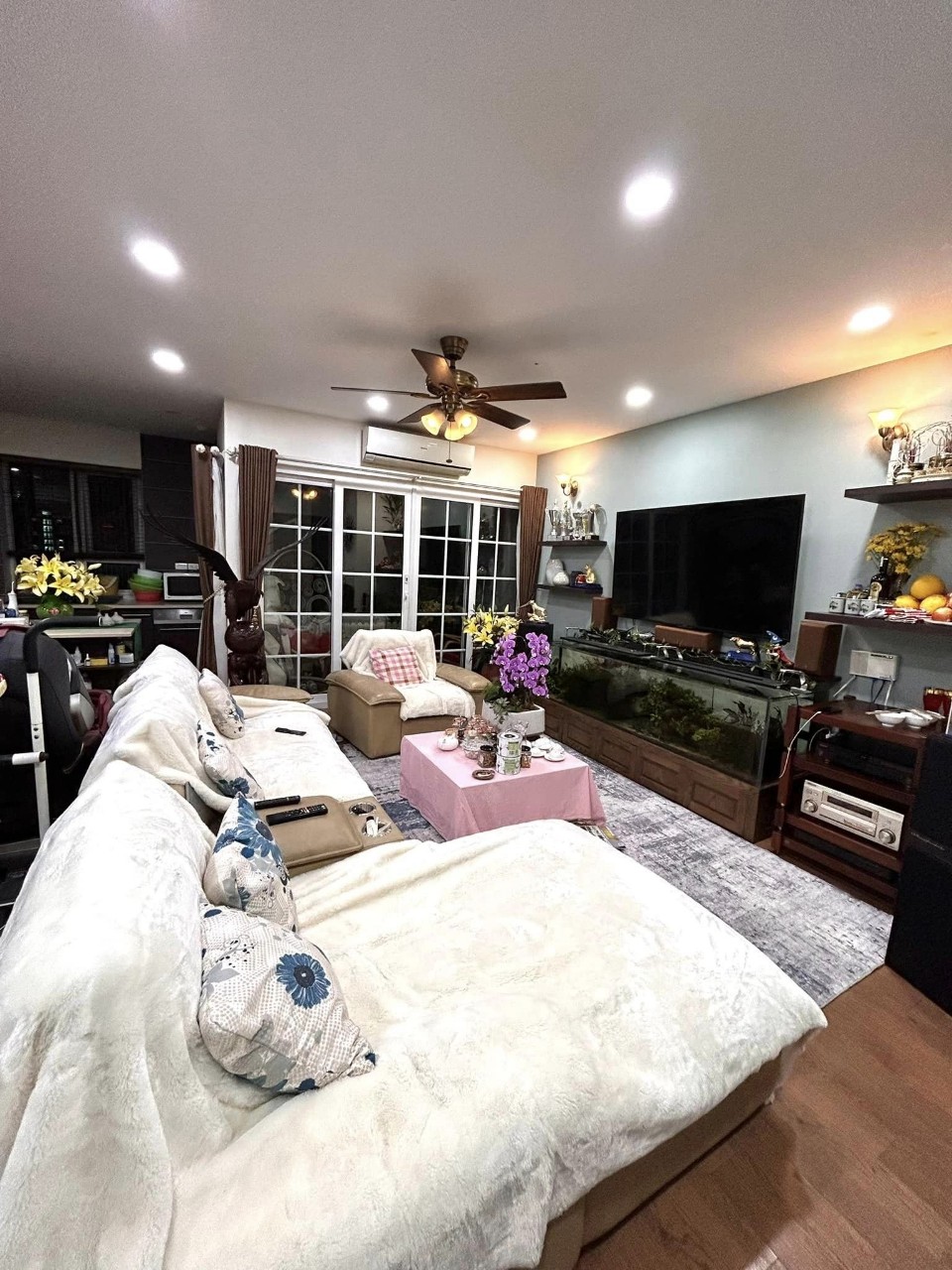 Chính chủ bán căn góc nội thất xịn bền đẹp, căn hộ nhiều as, bancong đông nam