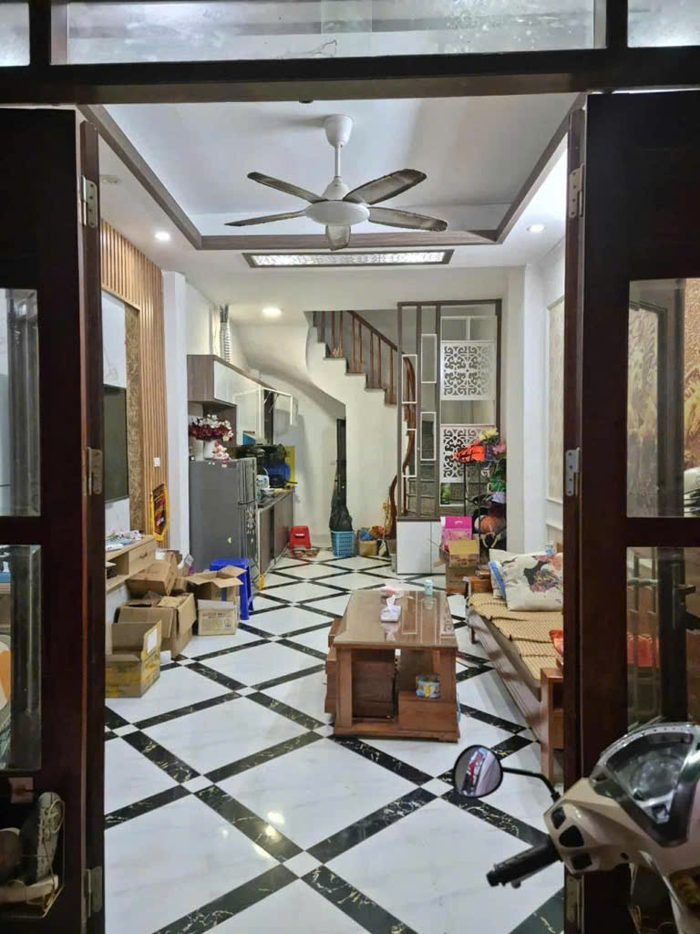 Nhà riêng gần Lạc Long Quân – 5 tầng, sổ đỏ, nội thất xịn – Giá chỉ 6.6 tỷ, vào