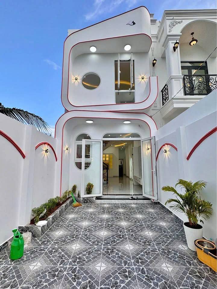 NHÀ 1 TRỆT 1 LẦU – DT 102M2 – GIÁ 2 TỶ 2 – GẦN CHỢ CẦU TRÀM - LONG AN