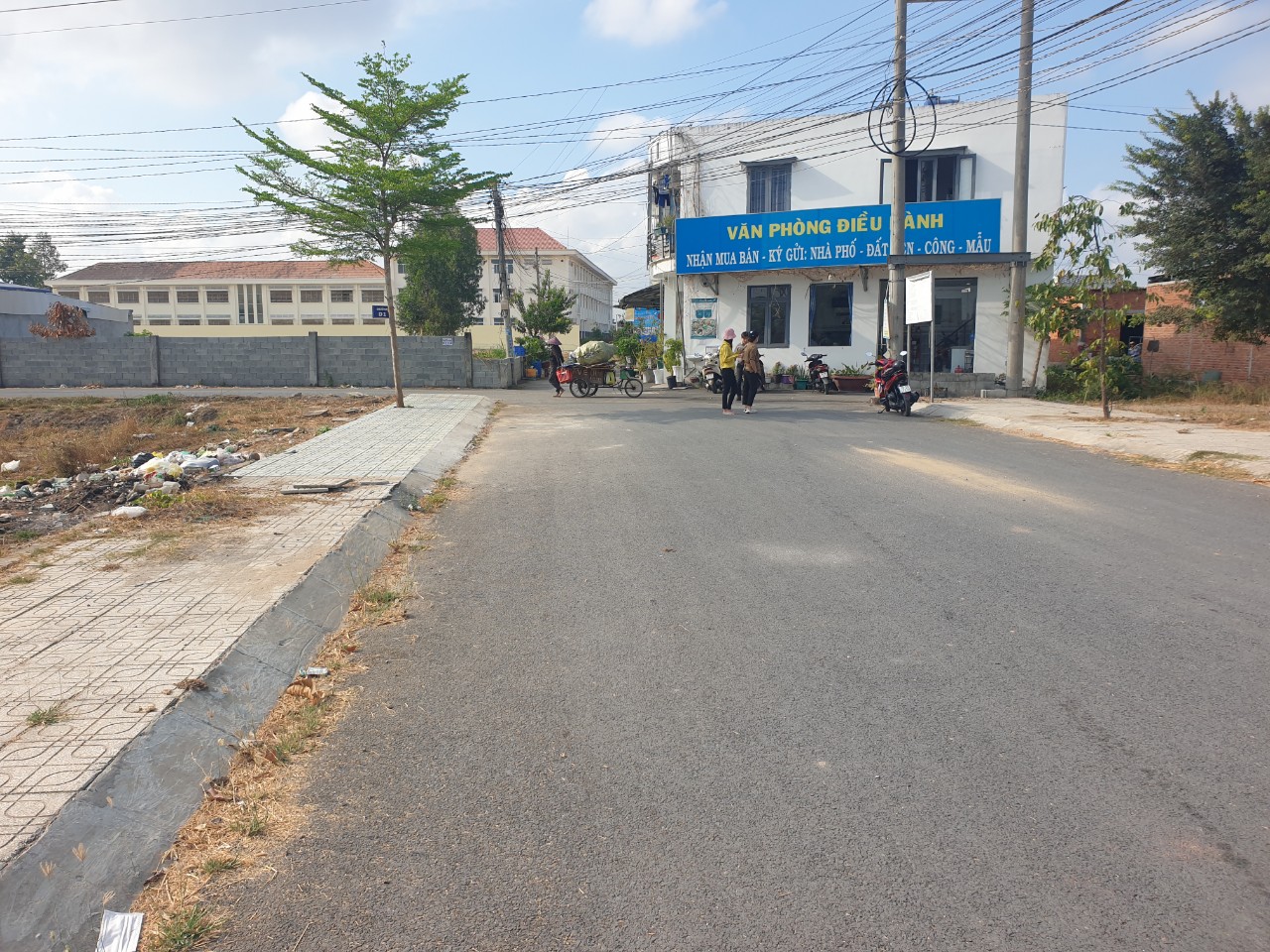 bán lô đất 80m2 trong kdc,cạnh trường học,ngay TT thị trấn đức hòa.