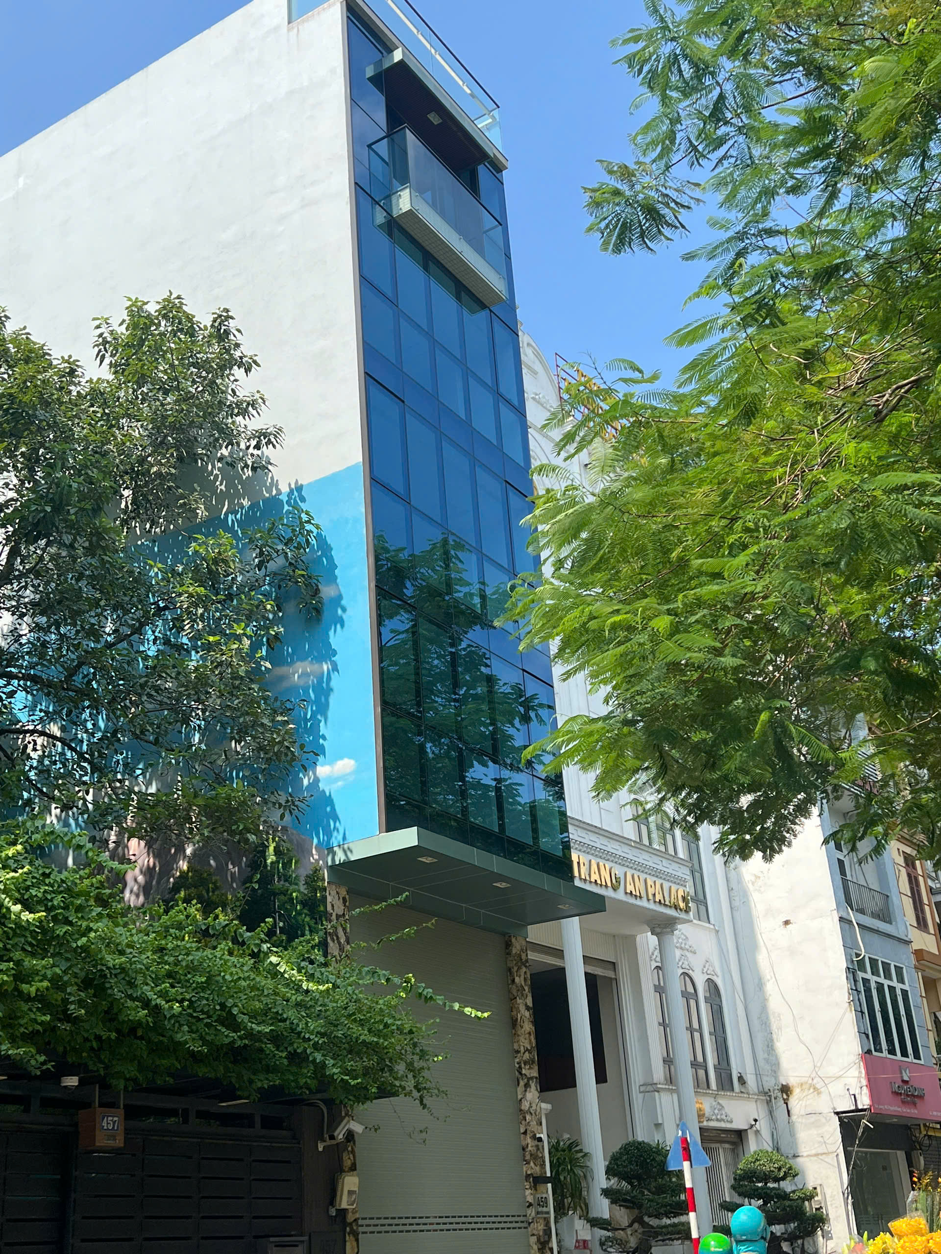 Bán gấp tòa văn phòng phố Nguyễn Khang: 89m2, 8 tầng thông sàn