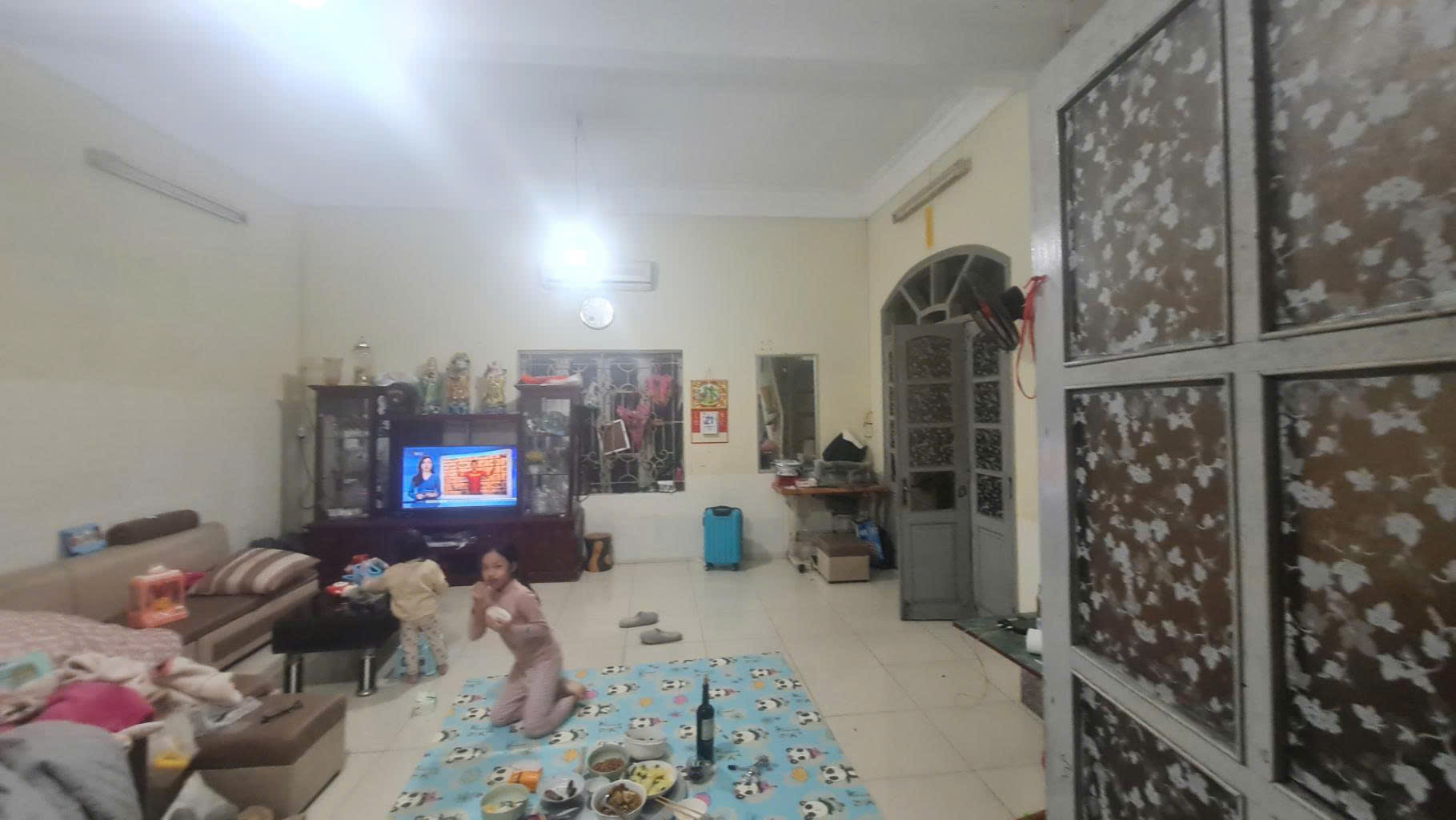 Bán 93M trại cá tặng nhà 2 mặt ngõ hai bà trưng