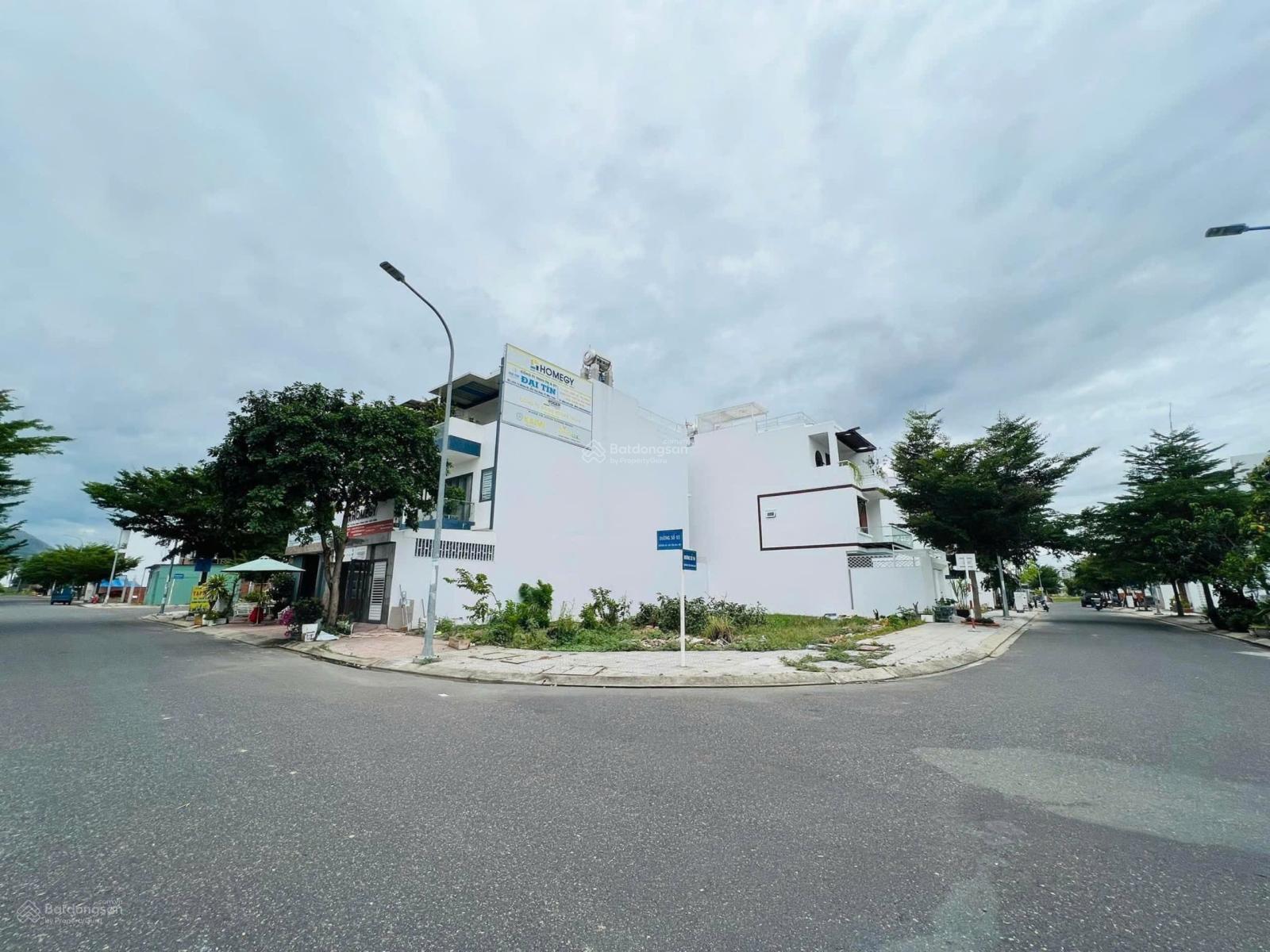 Cần ra gấp lô gốc 2 mặt tiền 135m2 ngay khu trung tâm - đối diện với Chợ Mới LT