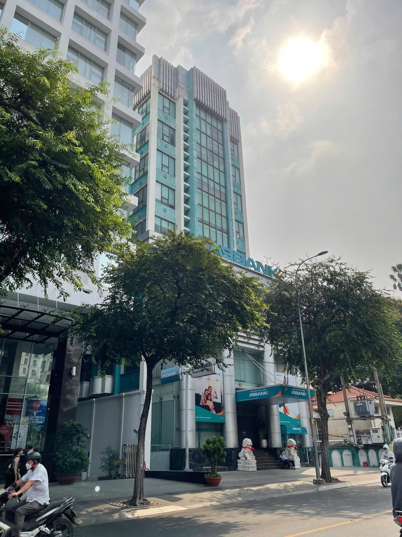 Bán nhà mặt tiền trung tâm tài chính Nguyễn Thái Bình, Quận 1