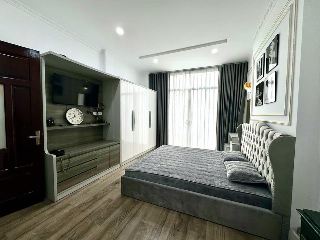 Bán nhà thanh nhàn 7 tầng thang máy long lanh ô tô dừng đỗ ngày đêm vào nhà HBT