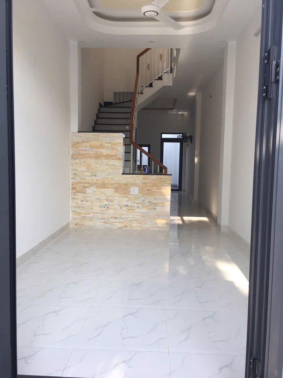 Nhà mới rất đẹp, kiến trúc hiện đại, có 2 máy lạnh, hẻm 6m tân chánh hiệp