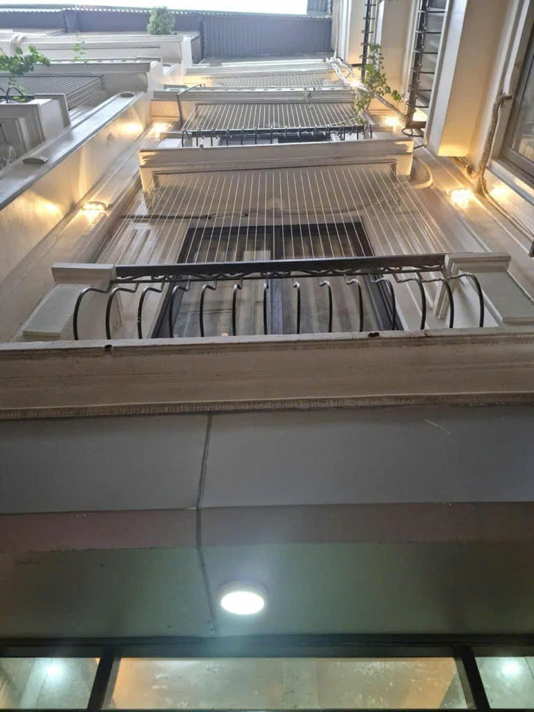 Bán nhà gần Lạc Long Quân – 30m2 x 5 tầng – Tặng nội thất cao cấp