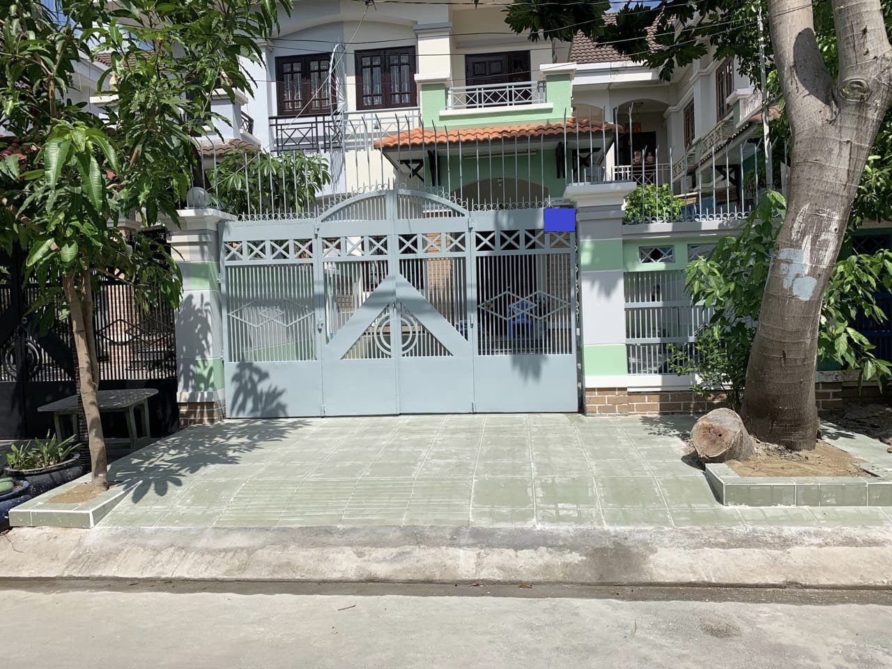 Nhà Phồ 2 Tầng đẹp như Biệt Thự, có sân để xe hơi trong nhà, kdc Bình Hưng