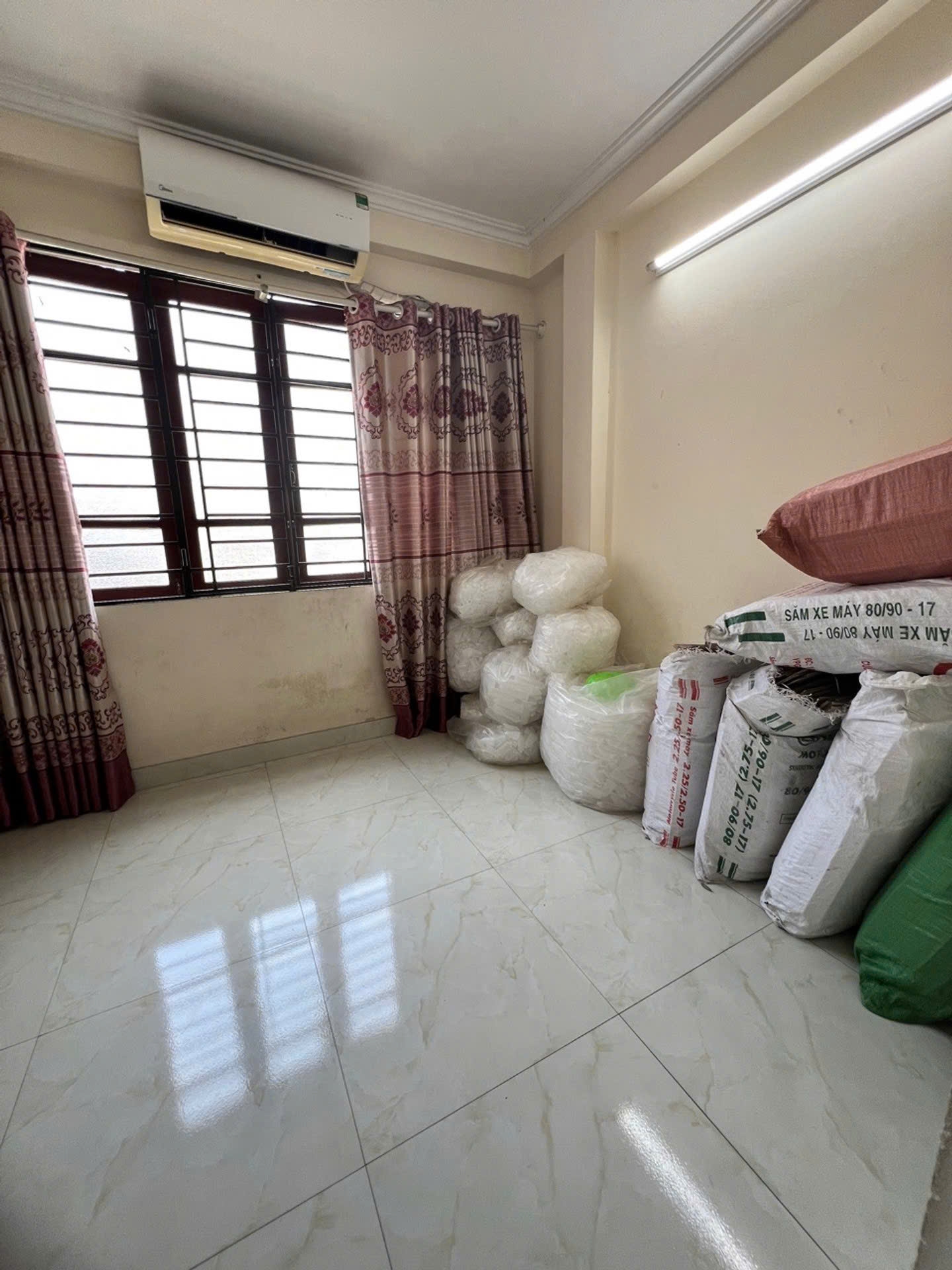 Bán nhà tam trinh 4 tầng dân xây ở ngay SH quay đầu hai bà trưng