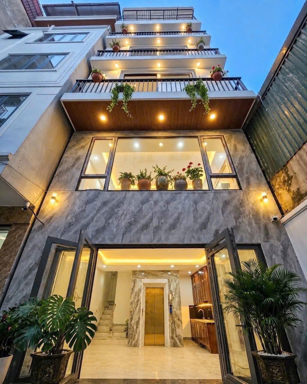 HÀNG HIẾM NGỌC THỤY - LONG BIÊN- HƠN 9,5 TỶ – PHÂN LÔ – 7 TẦNG THANG MÁY – Ô TÔ