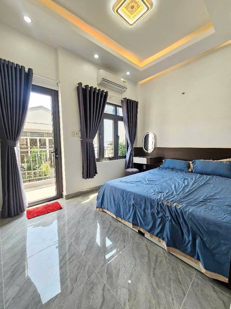 BÁN NHÀ PHỐ 4 TẦNG - Ô TÔ 7 CHỖ NGỦ TRONG NHÀ - VỪA Ở KINH DOANH TỐT -P. PHÚ