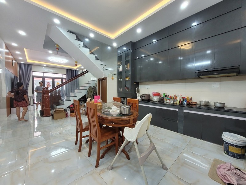 Bán nhà mặt phố đường số 13, Long Bình, Thủ Đức, TP HCM. DT 105m2, 4 tầng. Giá