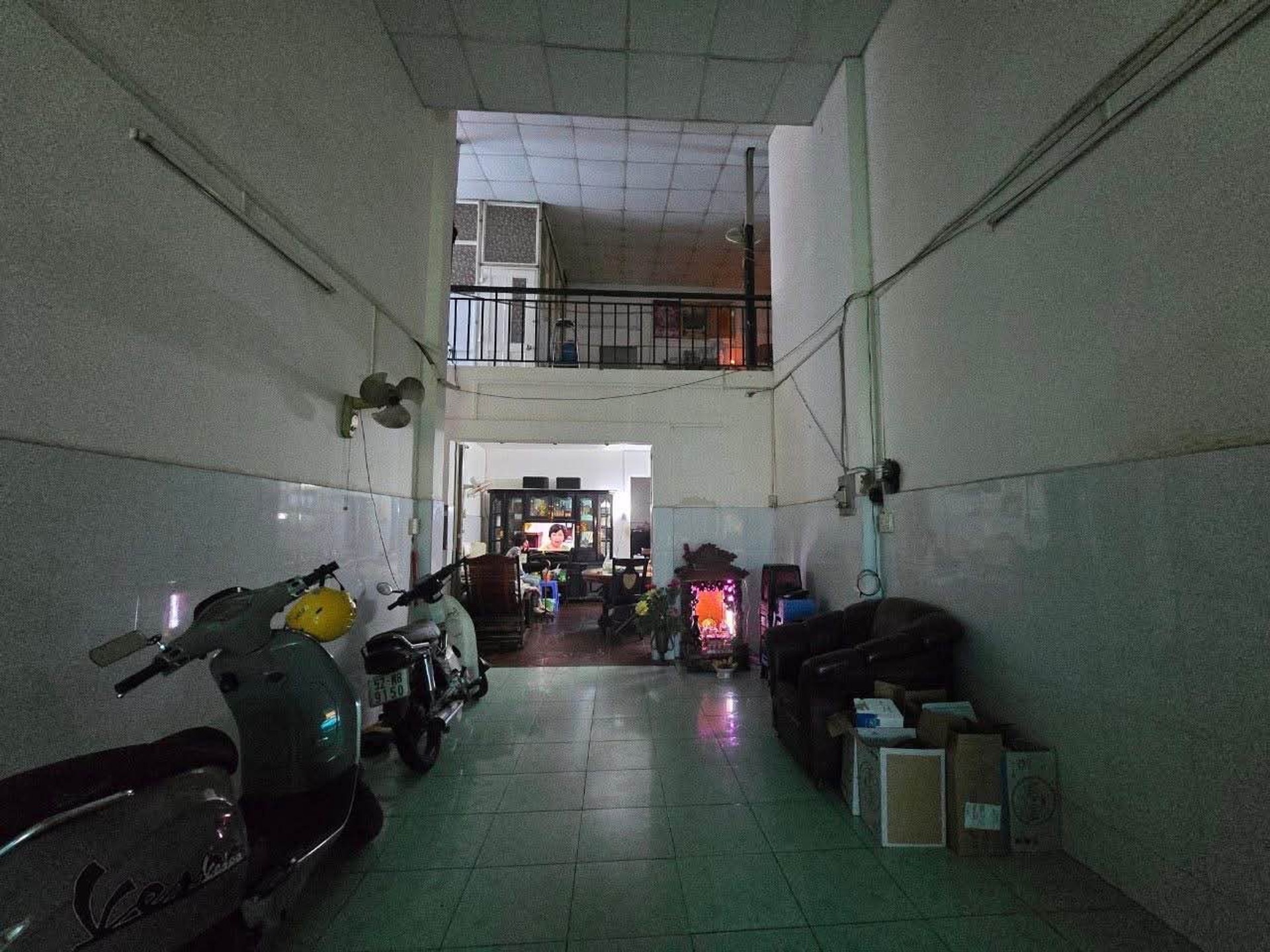 Nhà nở hậu 8m, mặt sau nhà dự phóng đường 12m ra mặt tiền, gần sân bay.