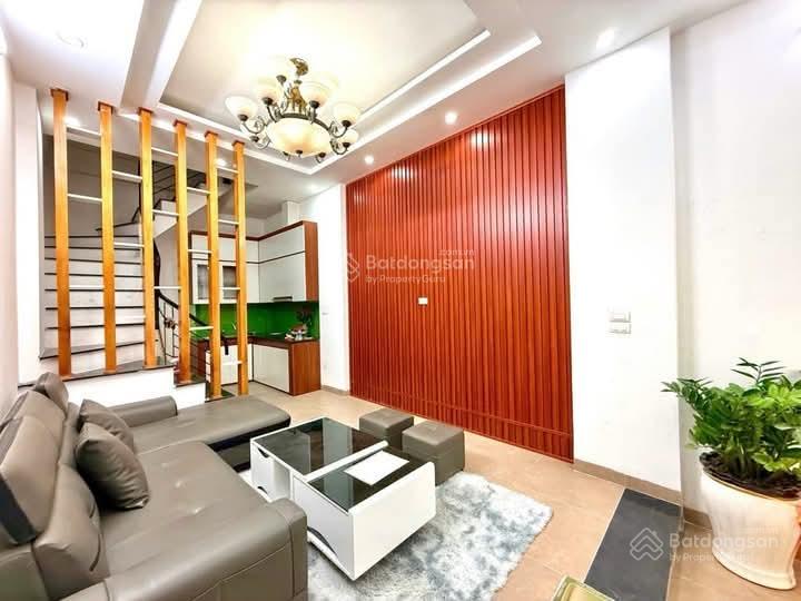 Bay nhanh Phố Cự Lộc, nhà dân xây, 2 thoáng, ngõ thông, cách 20m oto tránh, sổ