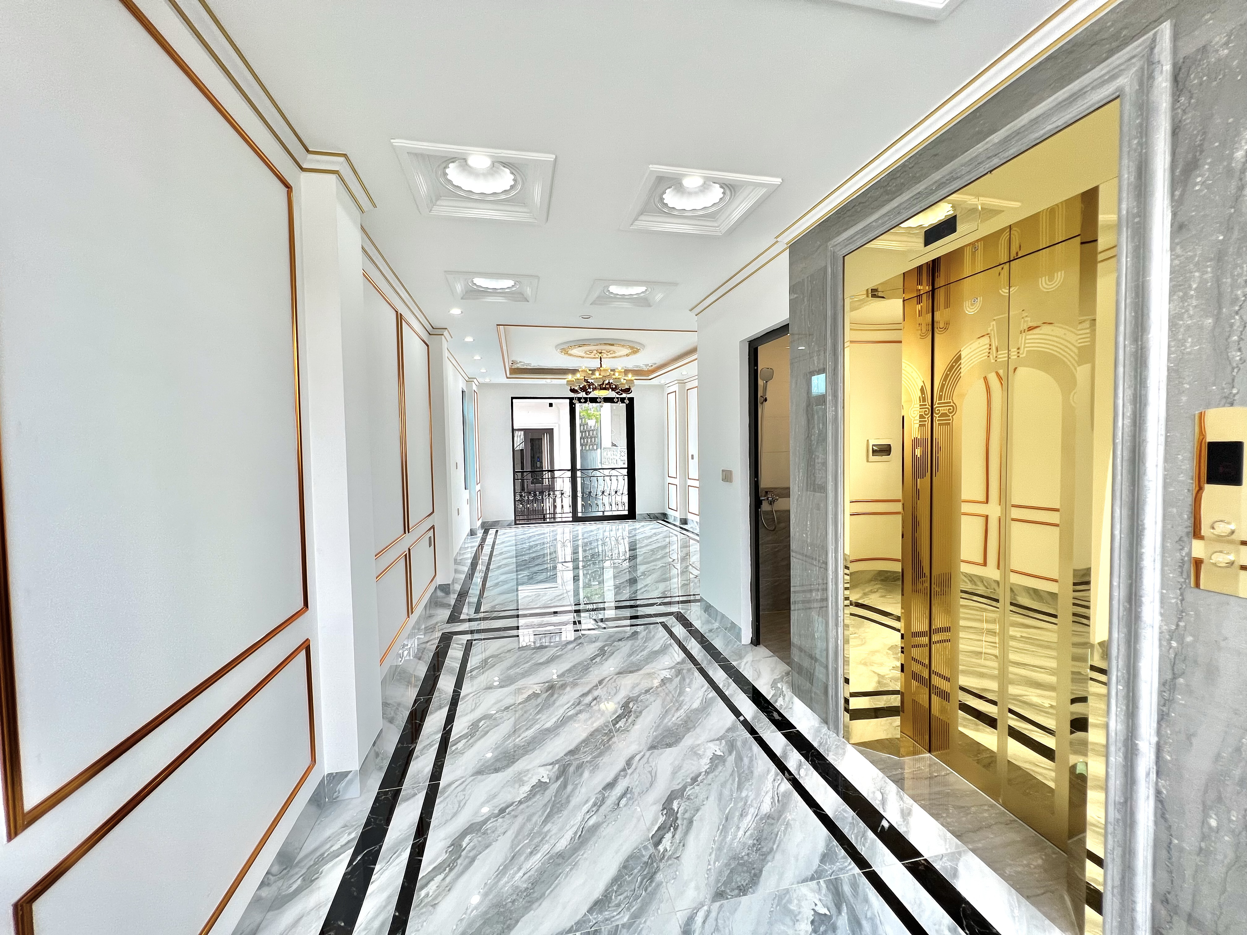 Bán nhà phố Thụy Khuê, ô tô vào tận nhà, 7 tầng thang máy DT 52m2, 15m ra phố