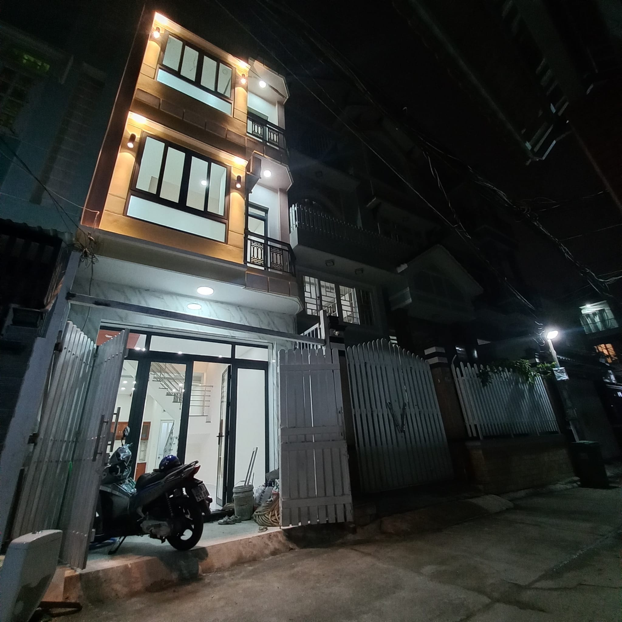 Nhà Sài Gòn Gía Rẻ, Rộng, Đẹp - Nhà 4 Tầng, Xe hơi đỗ cửa