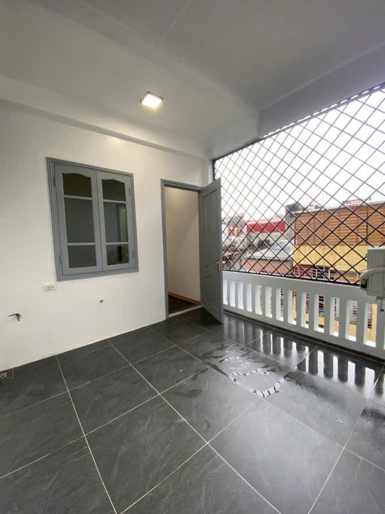 Nhà dân xây Hoàng Hoa Thám – 4 tầng mới đẹp, có sân riêng, khu vực hiếm nhà bán!