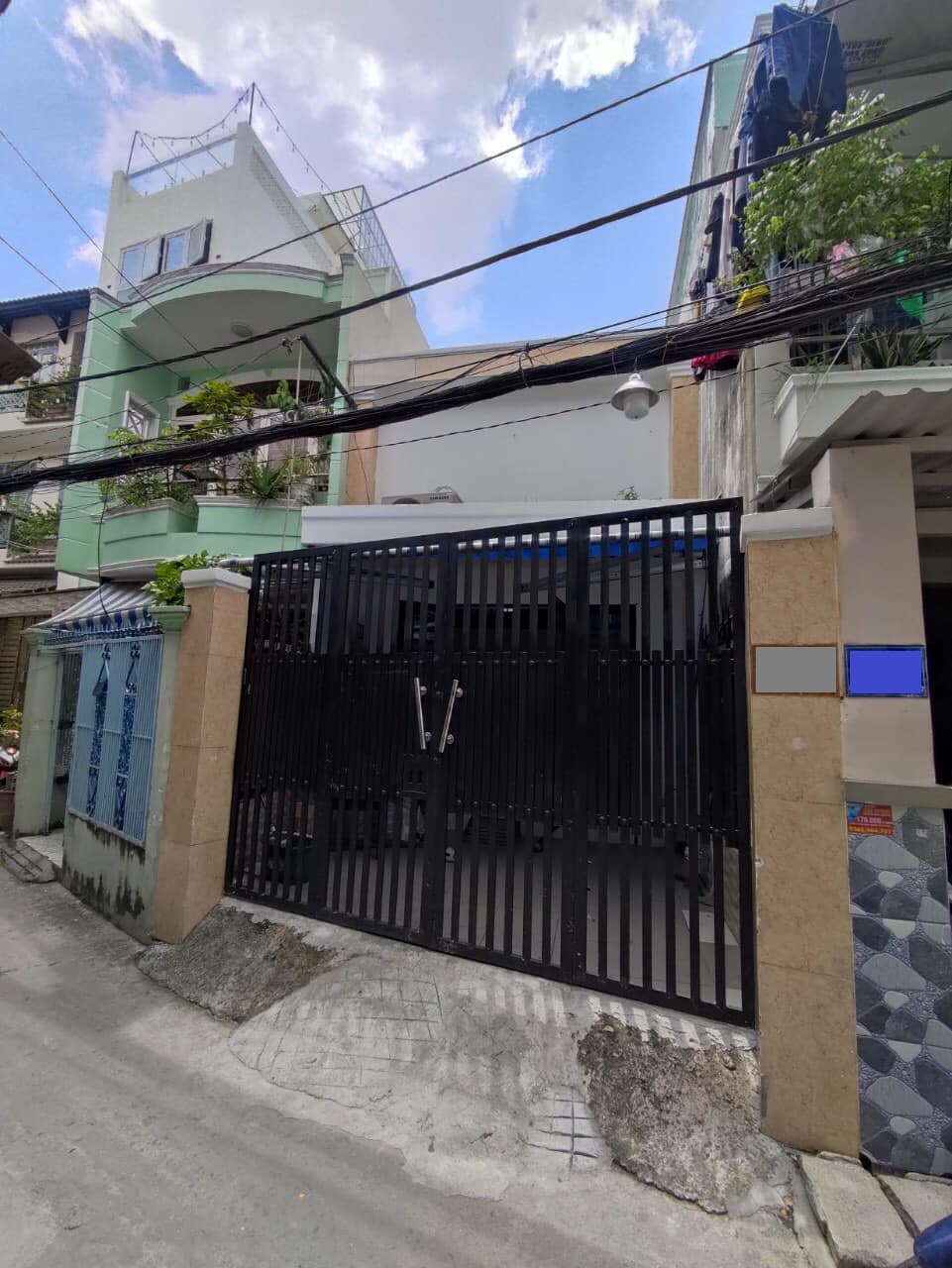 Bán nhà trong Hẻm Quận 7, nhà 2 Tầng rỗng rãi, có sân để xe