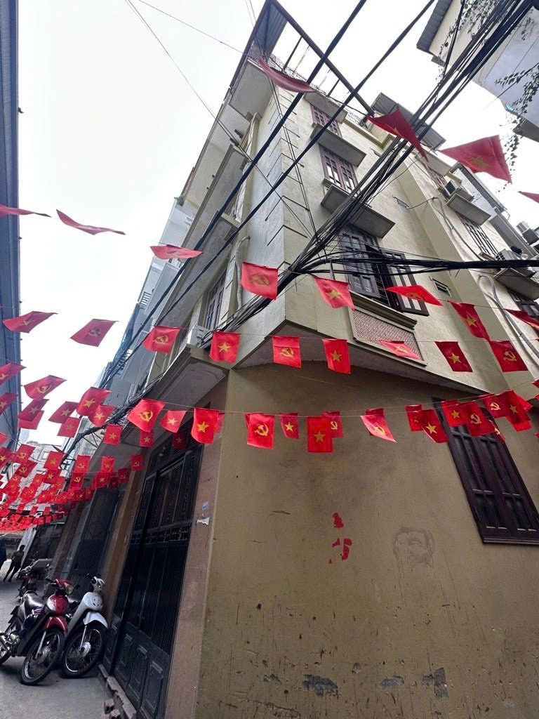 Bán nhà lãng yên trần khát chân 5 tầng lô góc VF3 đỗ cửa 1 nhà ra phố hai bà trư