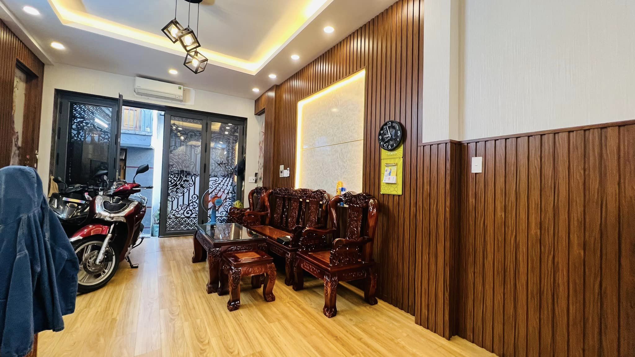 bán nhà 1 trệt lầu nhà đẹp ngay chợ 339