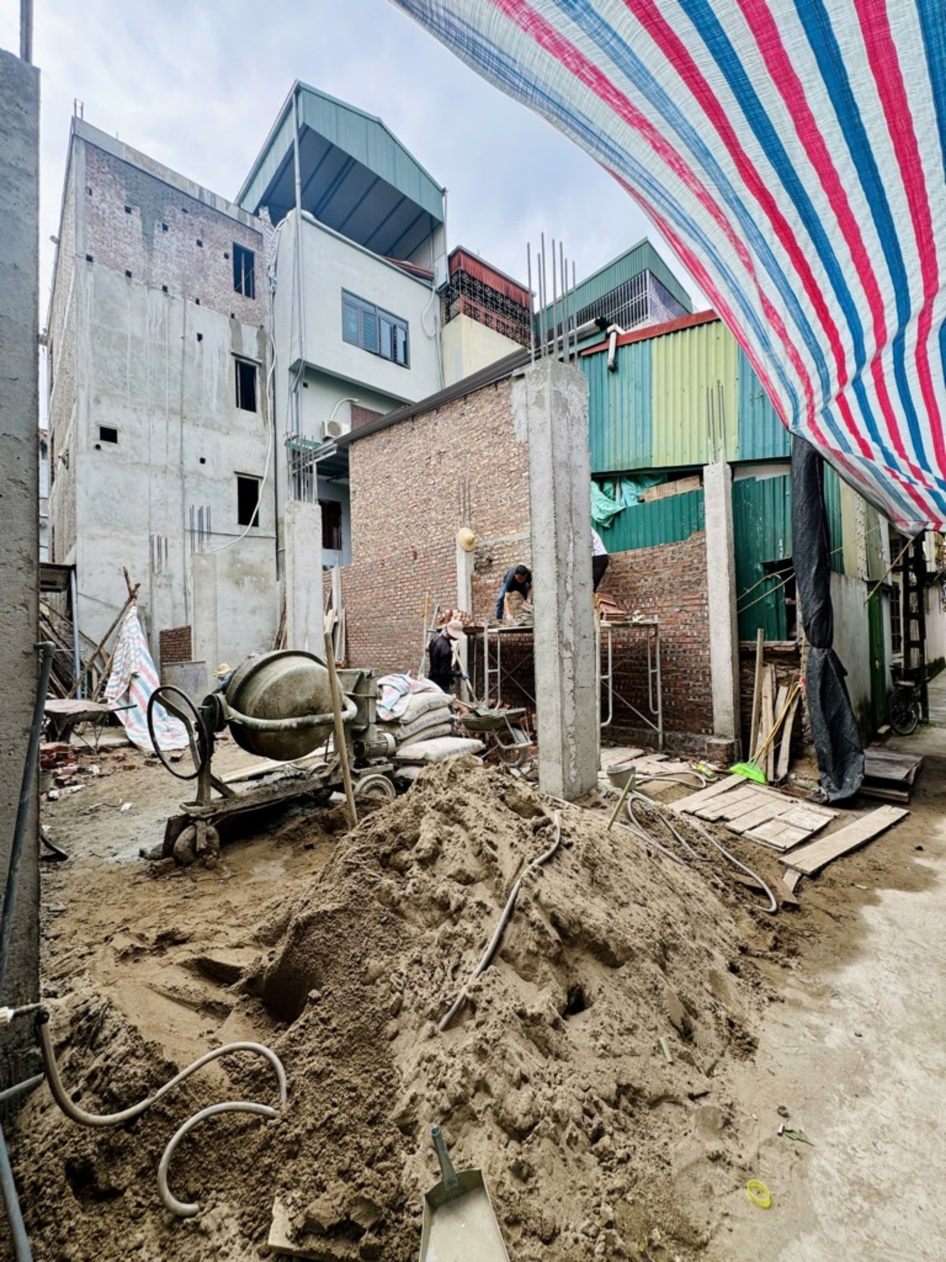 Bán nhà hưng phúc 5 tầng long lanh ở ngay 20M ra phố hoàng mai