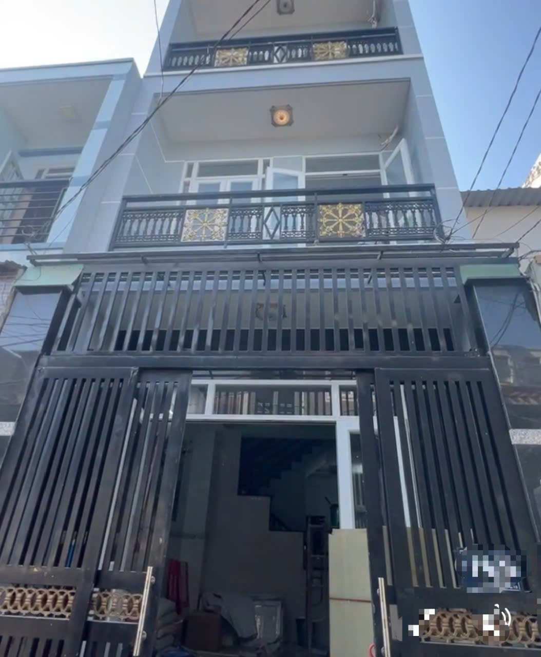 Nhà mới đúc bt cốt thép 2 lầu đường ô tô đông bắc kế bên công viên pm quang trun