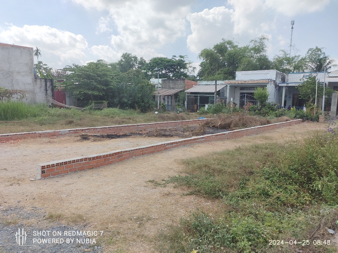 Bán gấp nền thổ 136m2, 2 mặt tiền, SHR, KV dân cư đông, đường xe hơi,