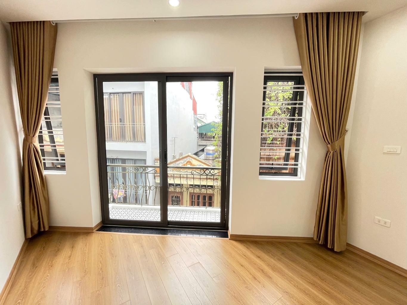 Bán siêu phẩm nguyễn an ninh nhà 5 tầng thang máy long lanh ô tô vào nhà kd HM