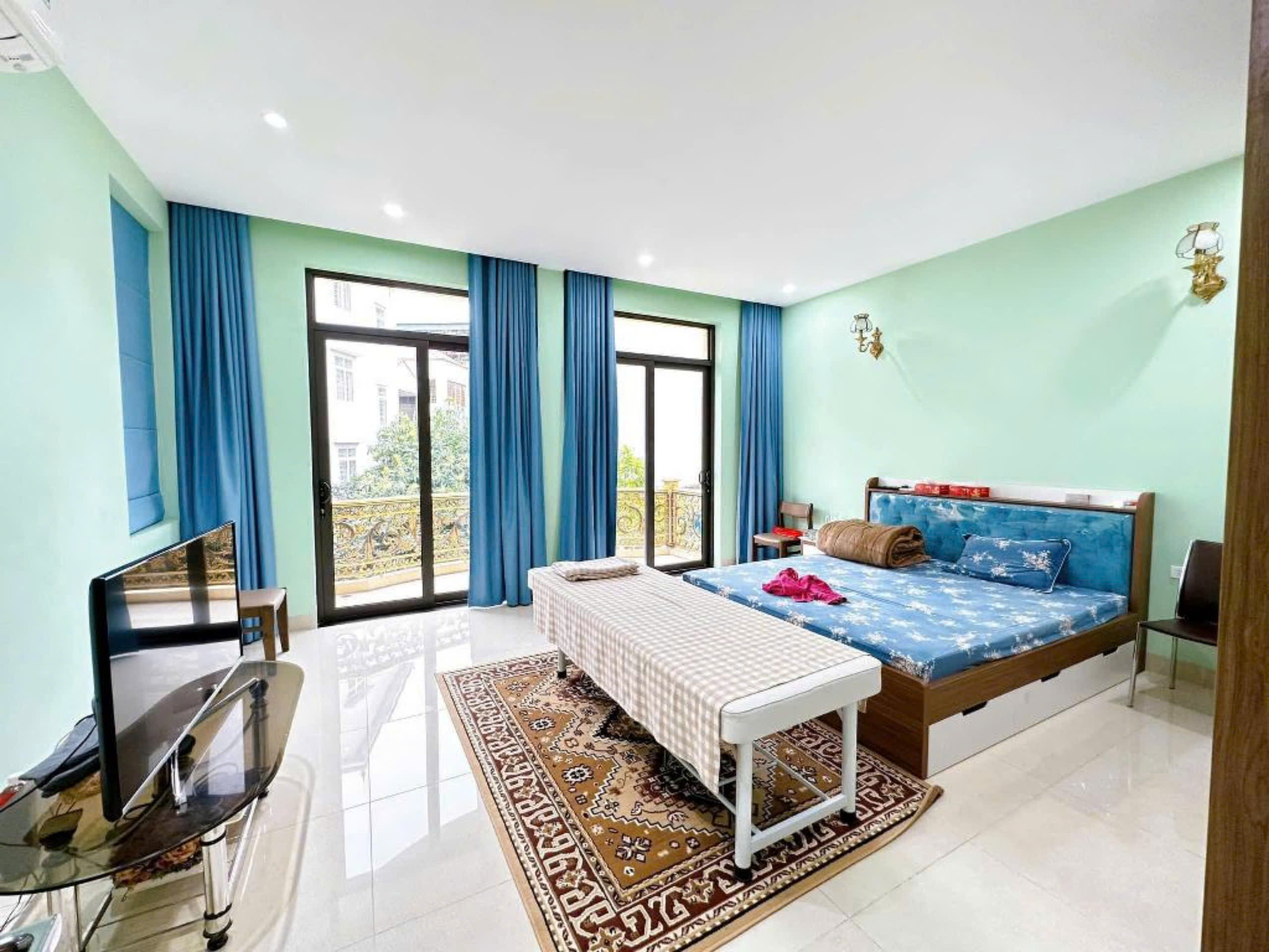 Bán nhà yên lạc 6 tầng thang máy long lanh phân lô ô tô tránh kinh doanh hai bà