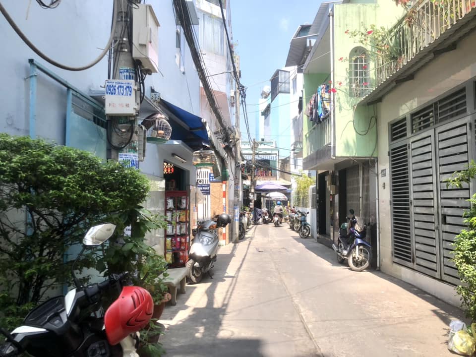 Nhà 2 Tầng rất rộng hơn 100m2 nở hậu, Hẻm ôtô rộng 6m, Quận 8 giáp ranh Quận 1