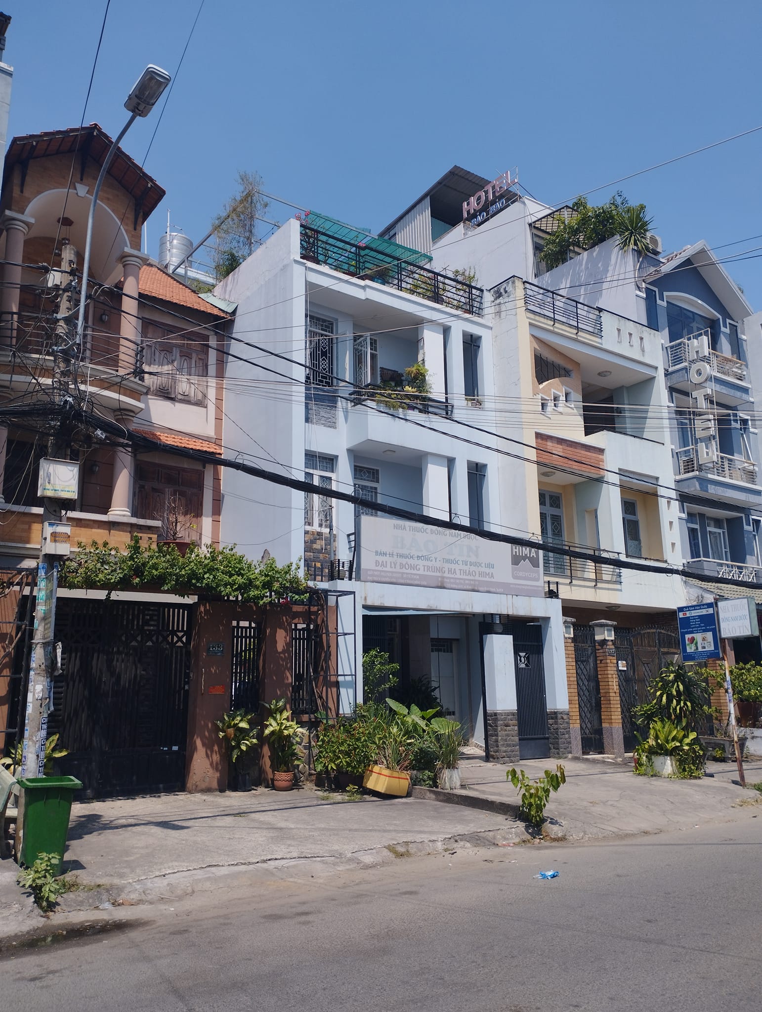 Nhà mặt tiền 4 Tầng rộng gần 300m2, để được 2 xe hơi trong nhà, kdc Bình Hưng