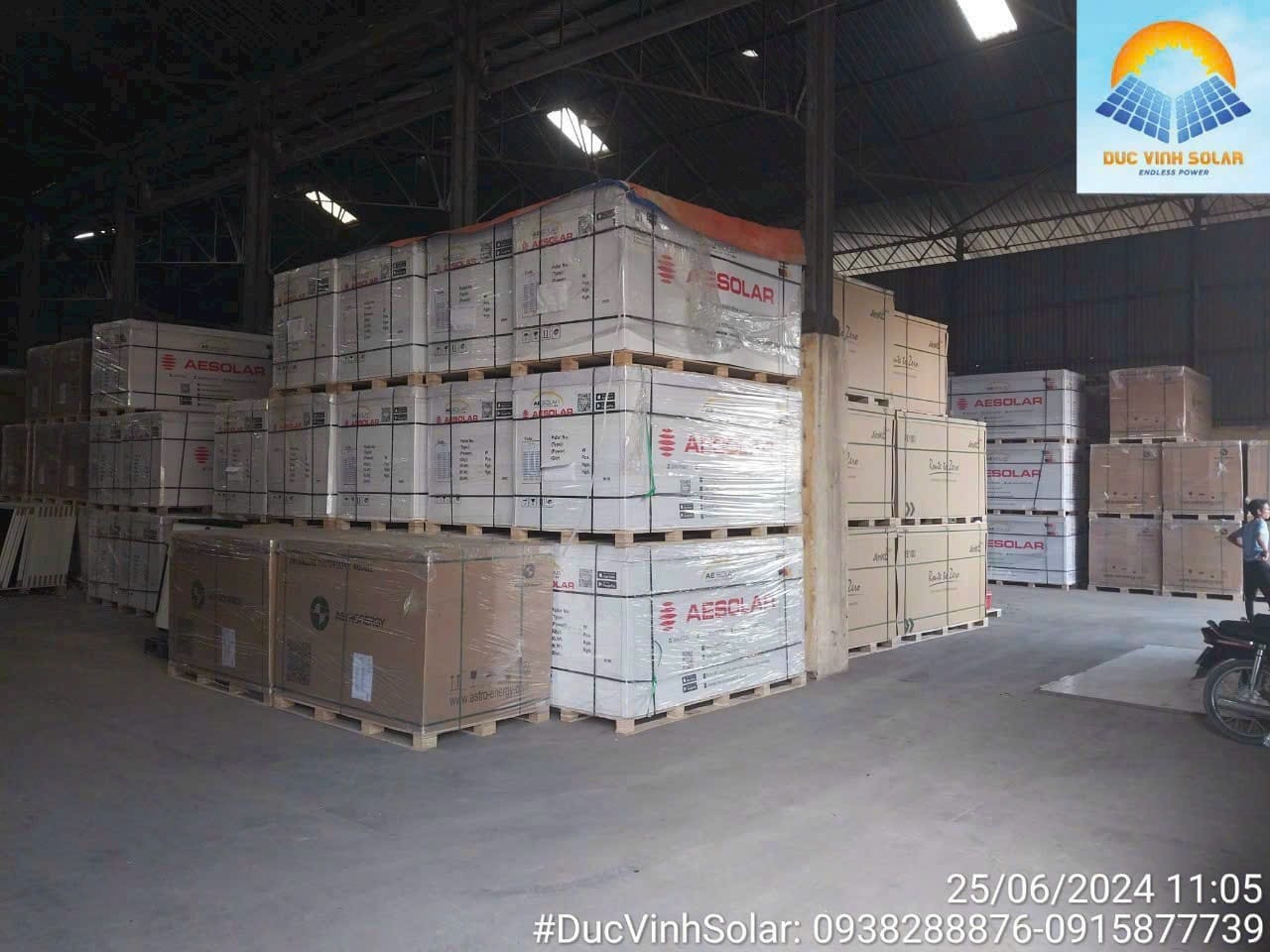 Kho hàng pin năng lượng mặt trời tiết kiệm điện cho gia đình và doanh nghiệp