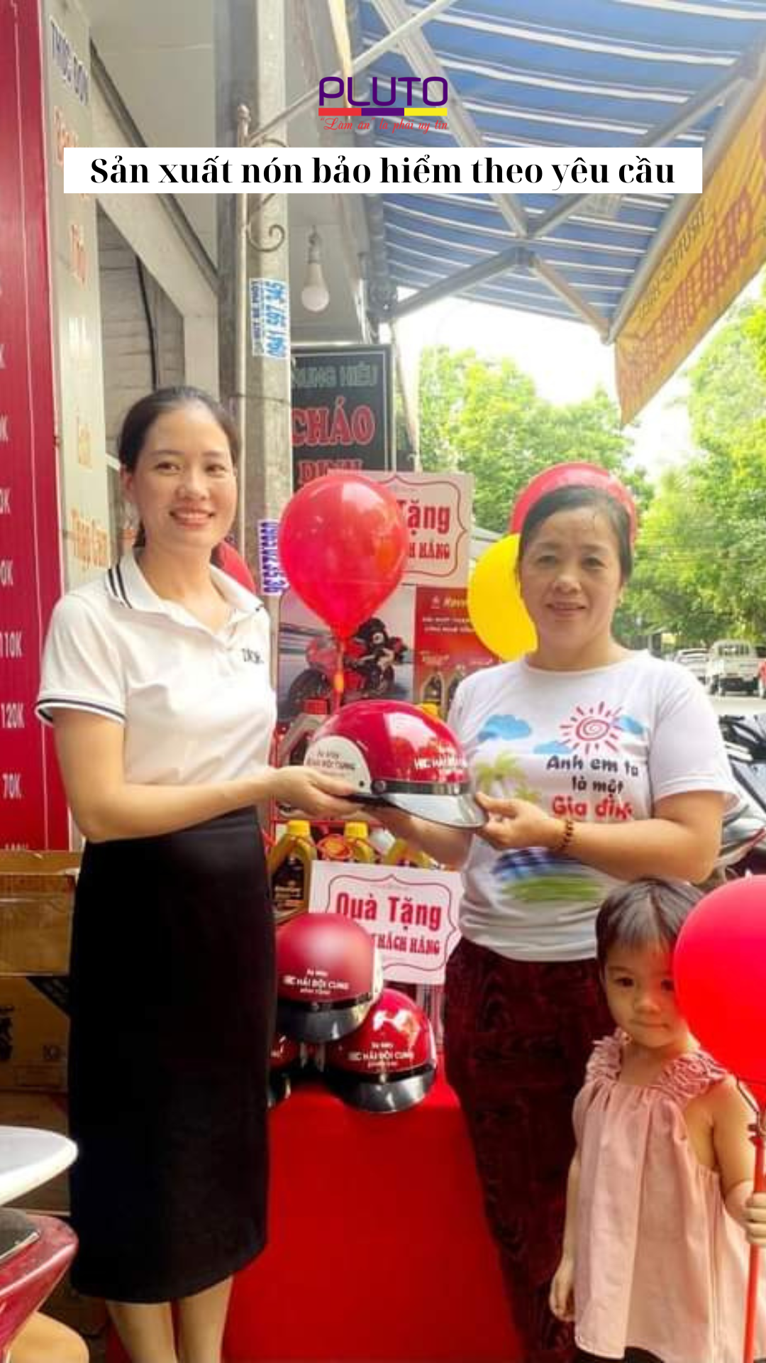 Cửa hàng xe máy tặng NÓN BẢO HIỂM tri ân khách hàng.