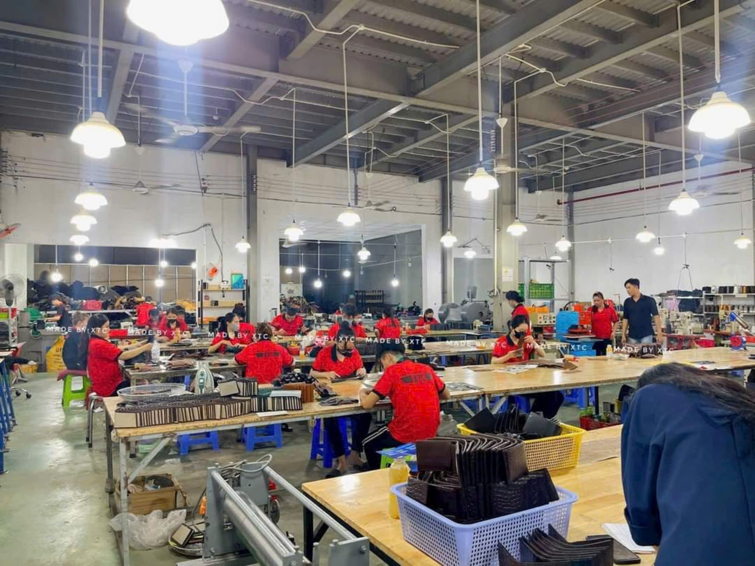 Khách Mua Đồ Da Khó Tính? Cứ Để Xưởng Chăm Hàng Cho Bạn