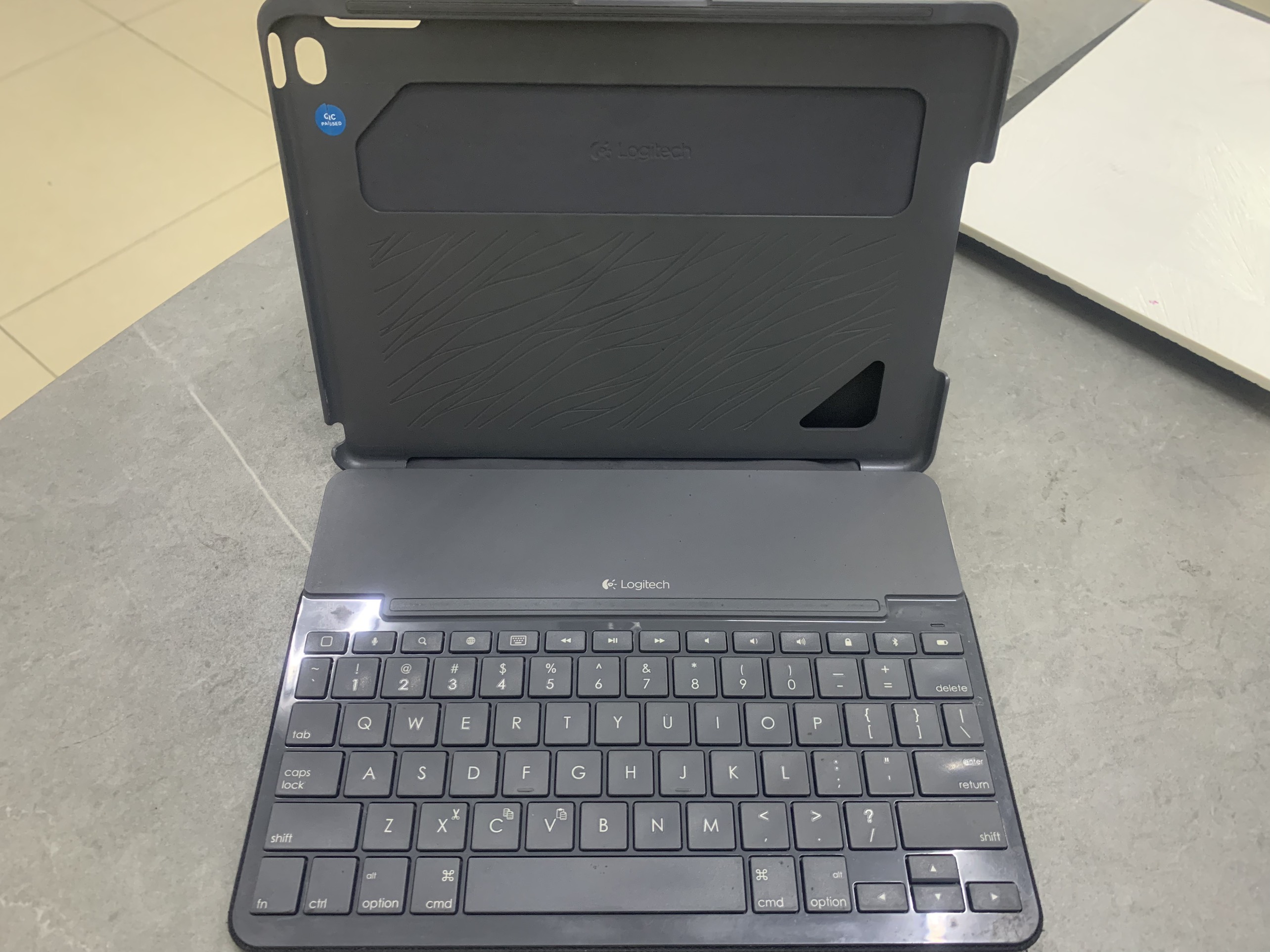 Bao da tích hợp bàn phím Logictech danh cho ipad air
