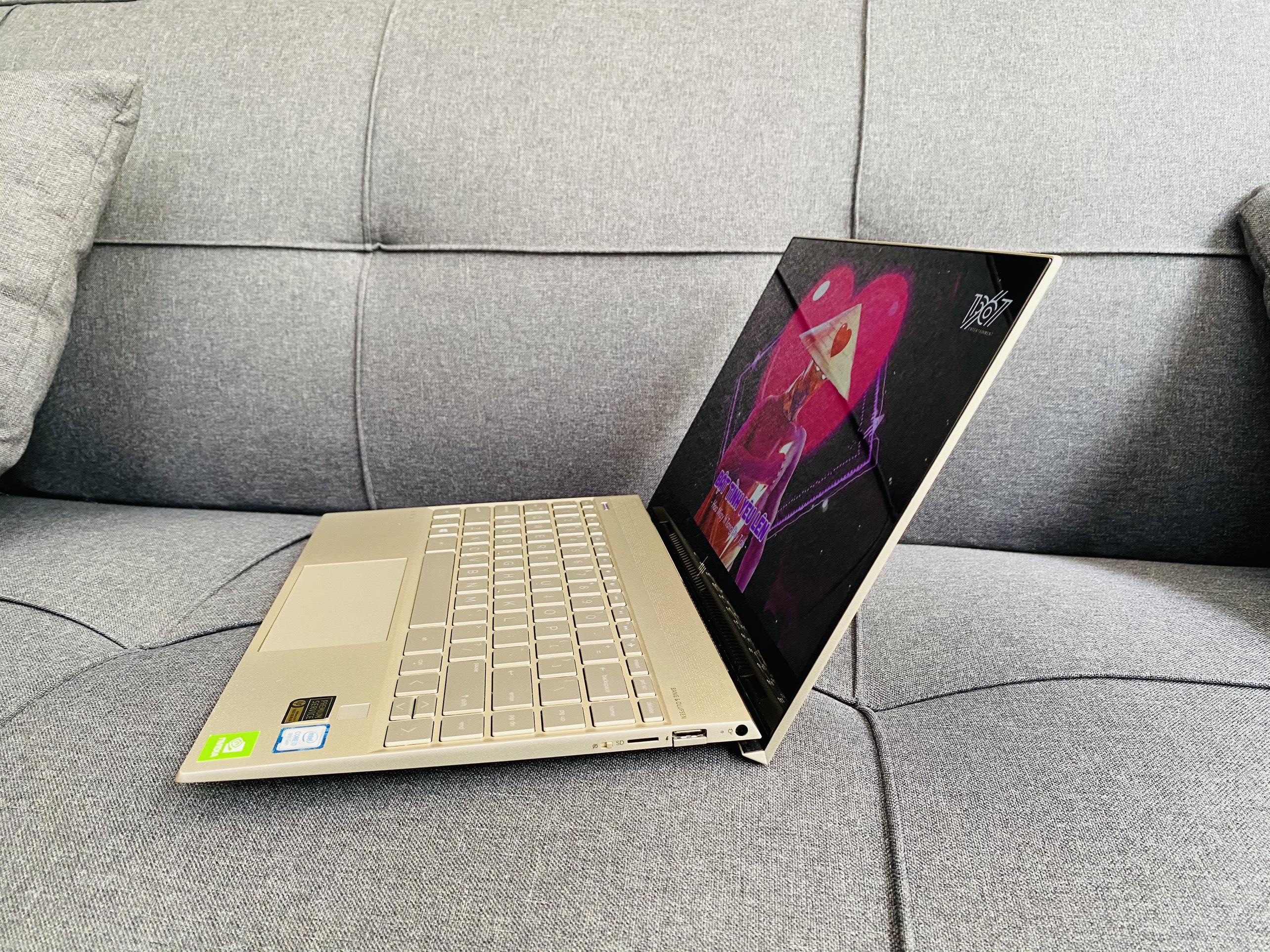 HP ENVY 13 AQ CORE I7-8565U RAM 8G SSD 256 CARD ĐỒ HỌA MX 250 2G ĐẸP KENG