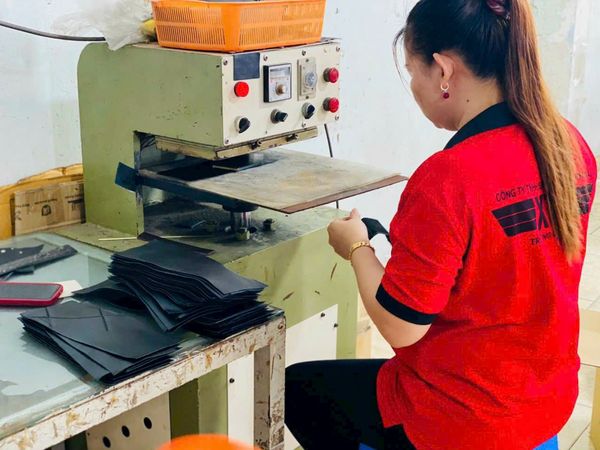 Hé lộ xưởng sản xuất đứng sau hàng loạt shop da sang trọng.