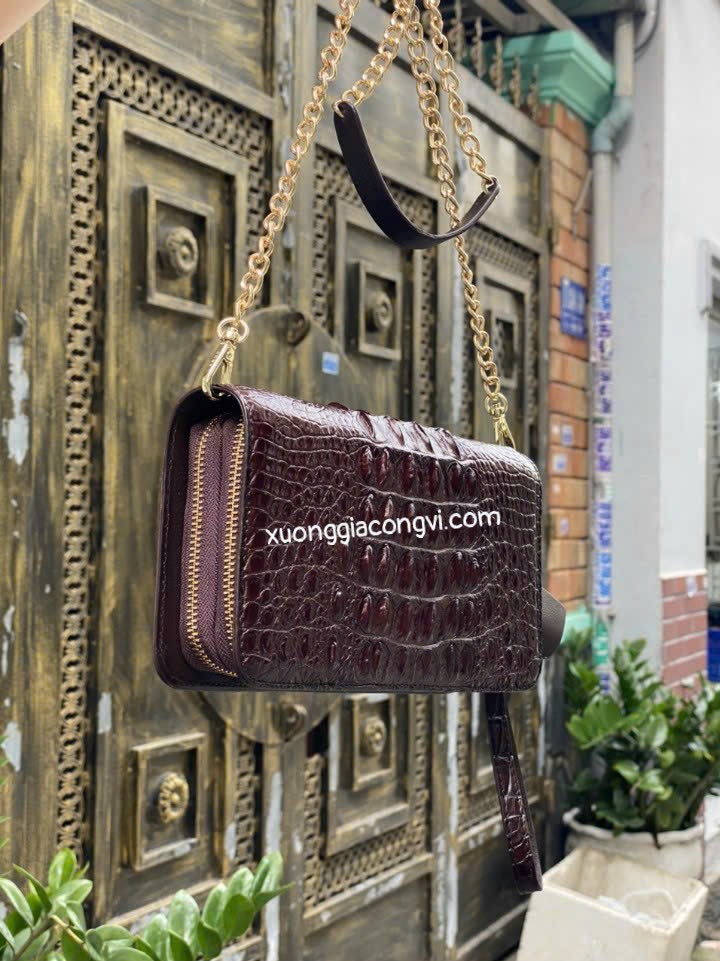 lên lô clutch cá sấu cao cấp giá tận xưởng không gian