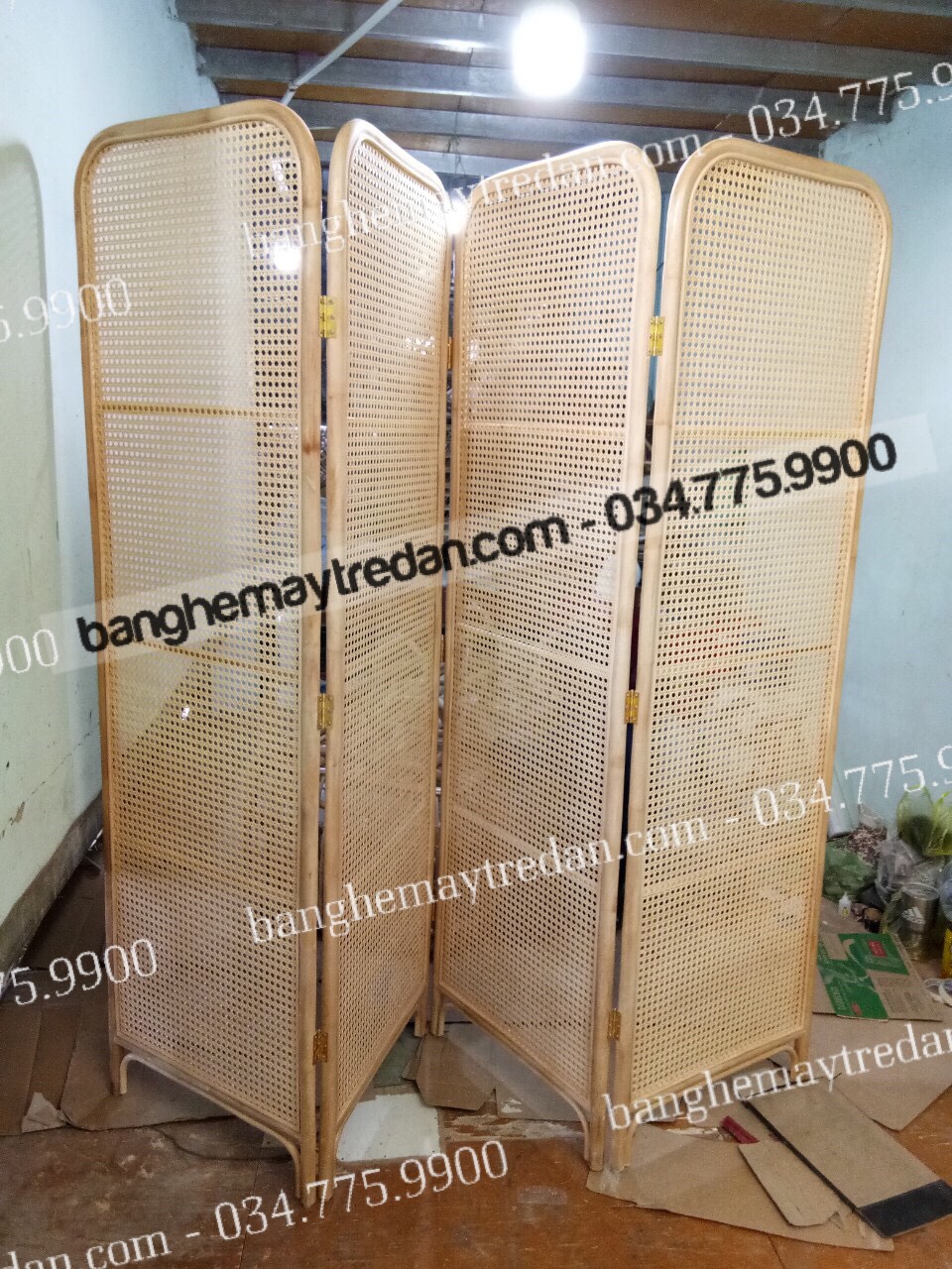 Bình phong ốp mây mắt cáo nhẹ nhàng