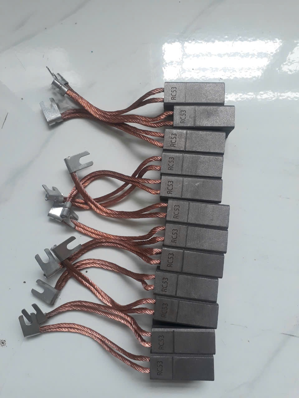 Hiệu Suất Cao, Hao Mòn Thấp – Bí Quyết Từ Chổi Than Cao Cấp”