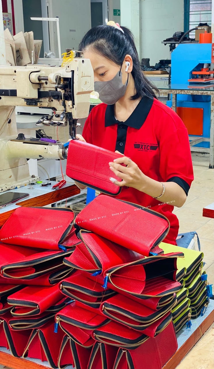 Xưởng sản xuất đồ da thật chuyên cung cấp ví, bóp, thắt lưng,...