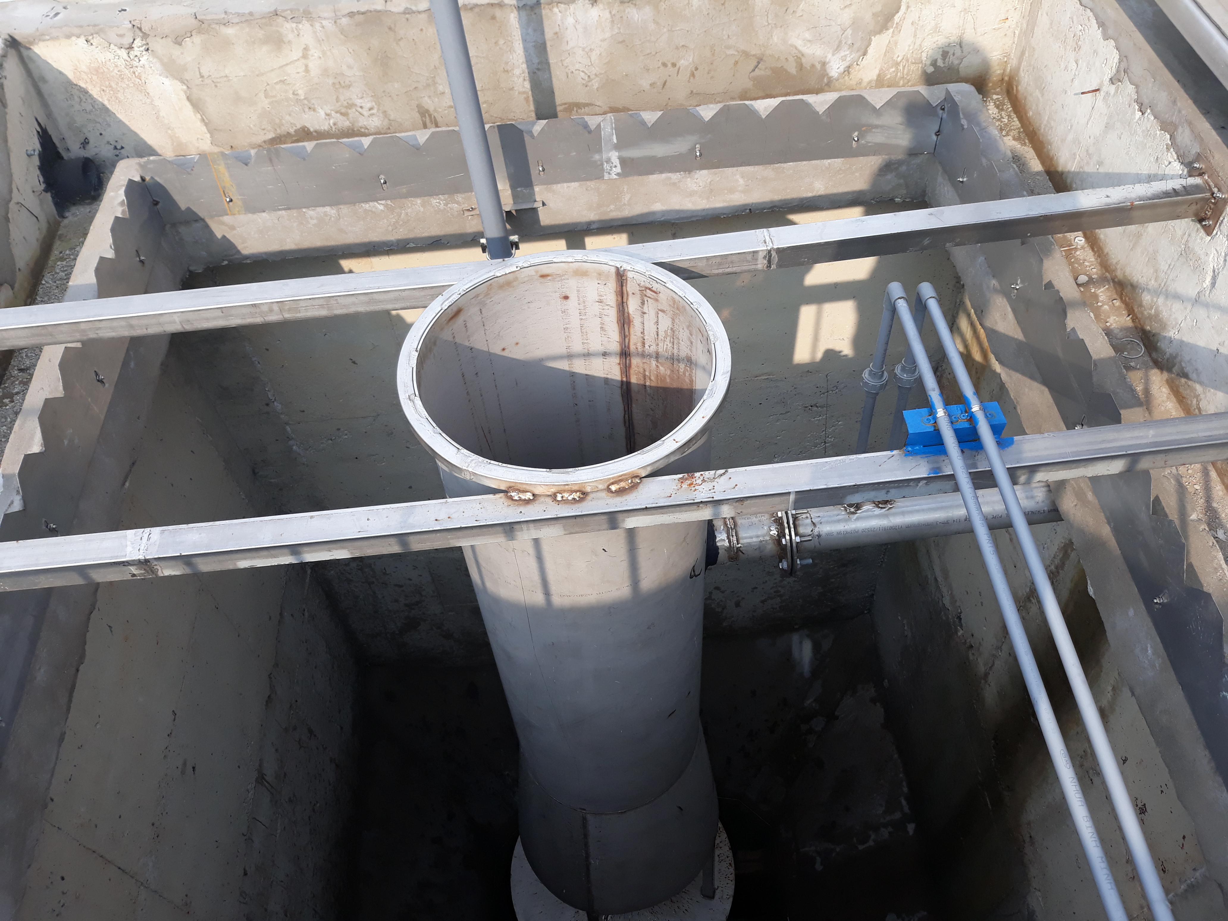 máng răng cưa, ống lắng trung tâm, hệ thống lắng